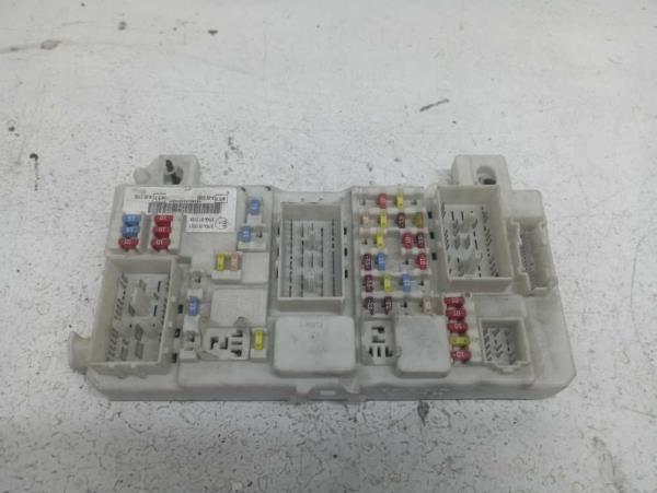 BOITE A FUSIBLE FORD - Vue 1